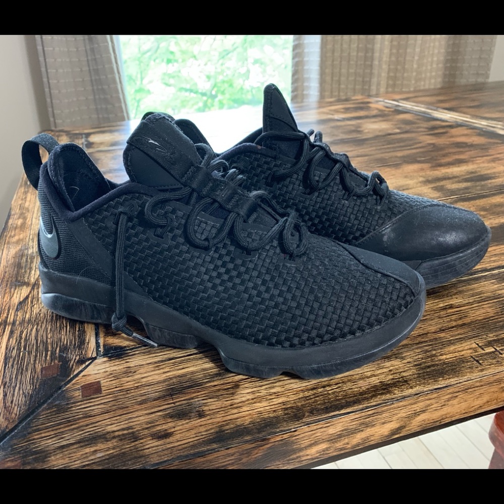 MEN’s SIZE 9- NIKE SHOES